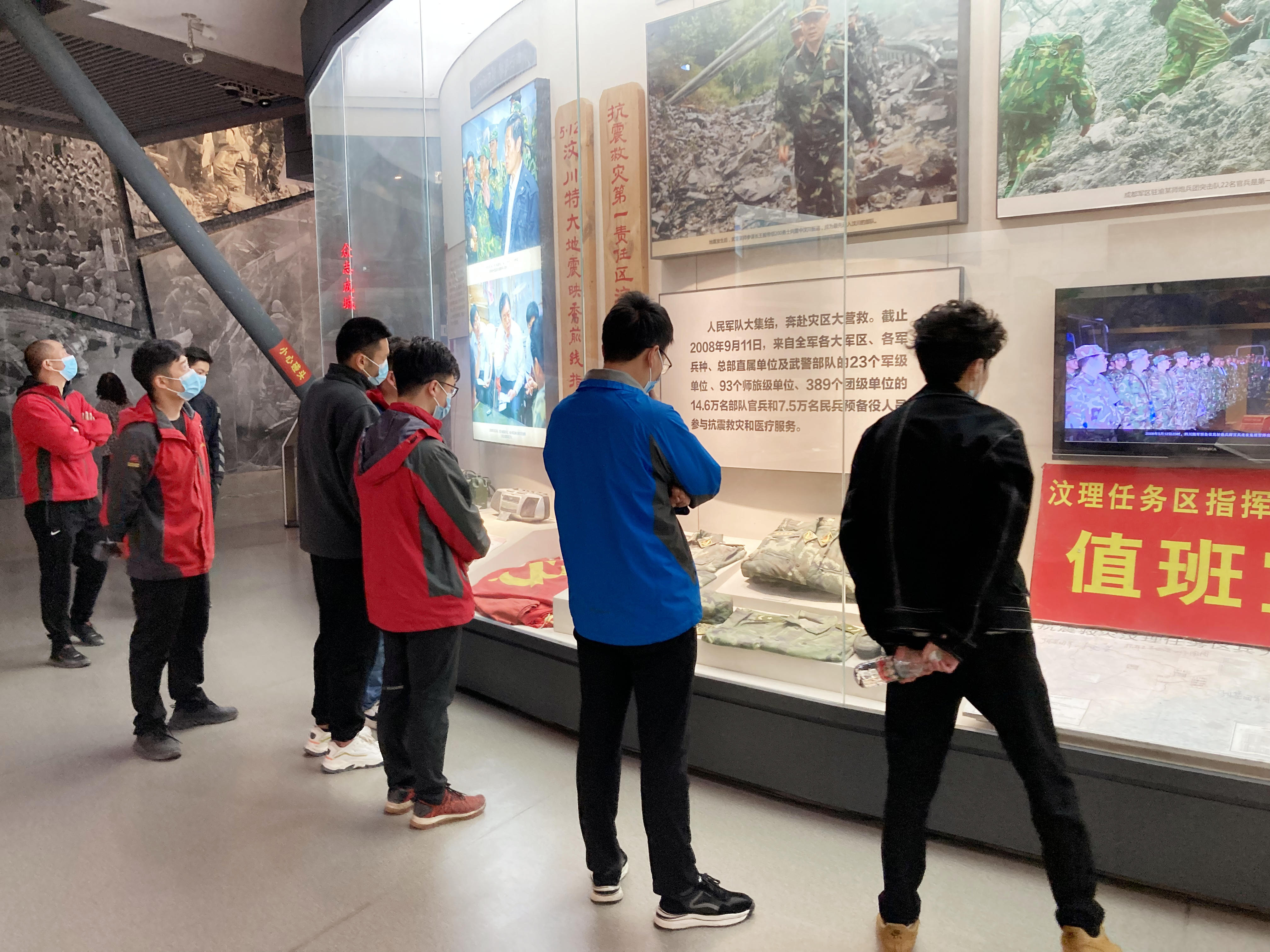 鮮花傳敬意，清風(fēng)寄哀思 ——都四軌道交通JC1項(xiàng)目部開展“清風(fēng)寄哀思”主題活動(dòng)