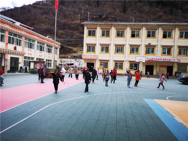 送溫暖，獻(xiàn)愛心——四川振通走進(jìn)甘孜·色達(dá)