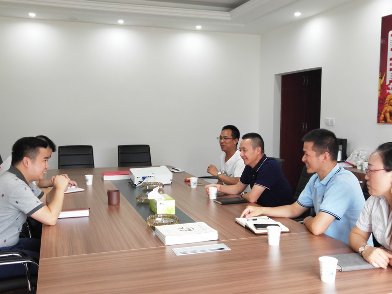 關注一線員工成長  嚴格監(jiān)督工程質量          ——公司領導參觀考察項目試驗室