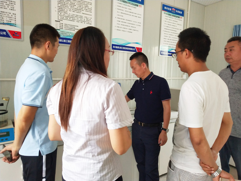 關注一線員工成長  嚴格監(jiān)督工程質量          ——公司領導參觀考察項目試驗室