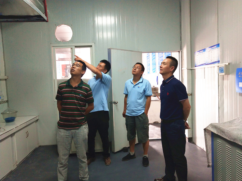 關注一線員工成長  嚴格監(jiān)督工程質量          ——公司領導參觀考察項目試驗室
