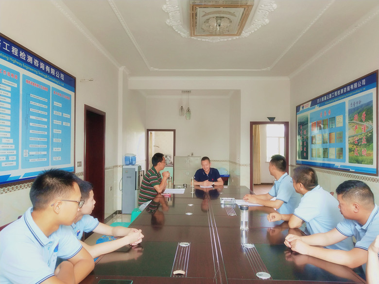 關注一線員工成長  嚴格監(jiān)督工程質量          ——公司領導參觀考察項目試驗室