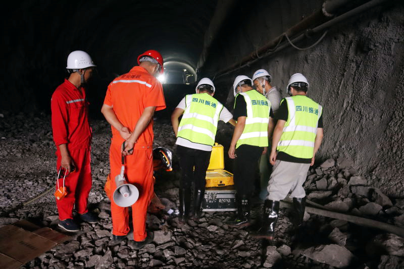 【項(xiàng)目動(dòng)態(tài)】華鎣山隧道項(xiàng)目首次完成地震波法超前地質(zhì)預(yù)報(bào)探測